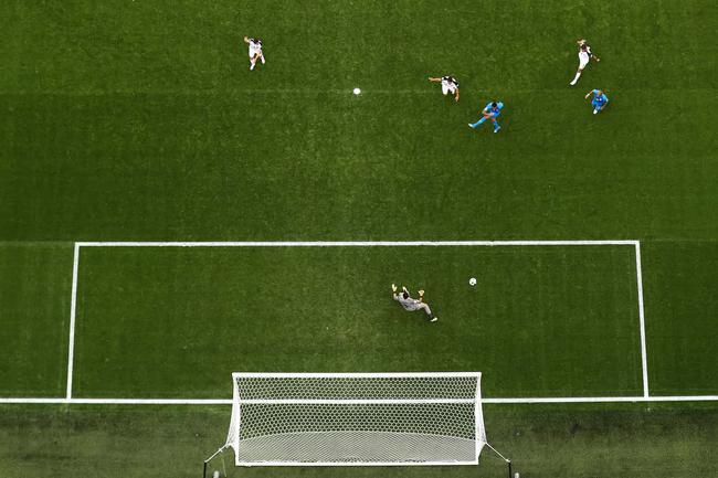 世界杯-内马尔+库鸟补时破门 VAR否点球 巴西2-0