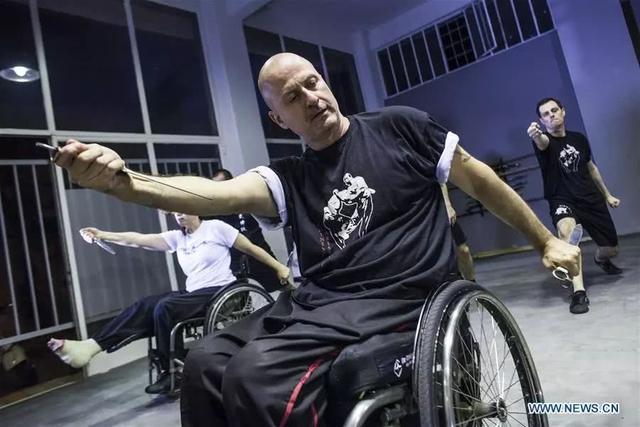 正能量：轮椅上的希腊武术教练