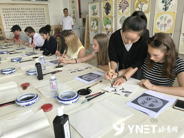 英国学生走进大峪中学分校 “过招”书法和武术